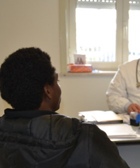 Utente all'Ufficio assistenza stranieri